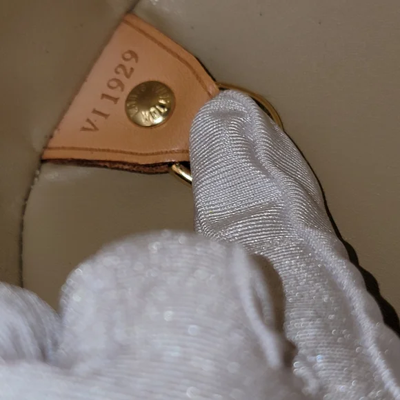 LOUIS VUITTON Monogram Papillon Vernis Patent Leather Handbag - Picture 4 of 11